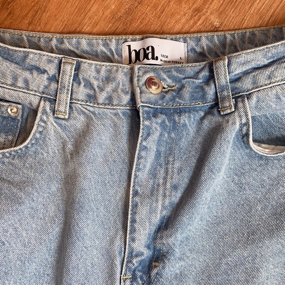 Because of Alice BOA. Classic Light Rinse Mom Jeans Large - Picture 3 of 6
